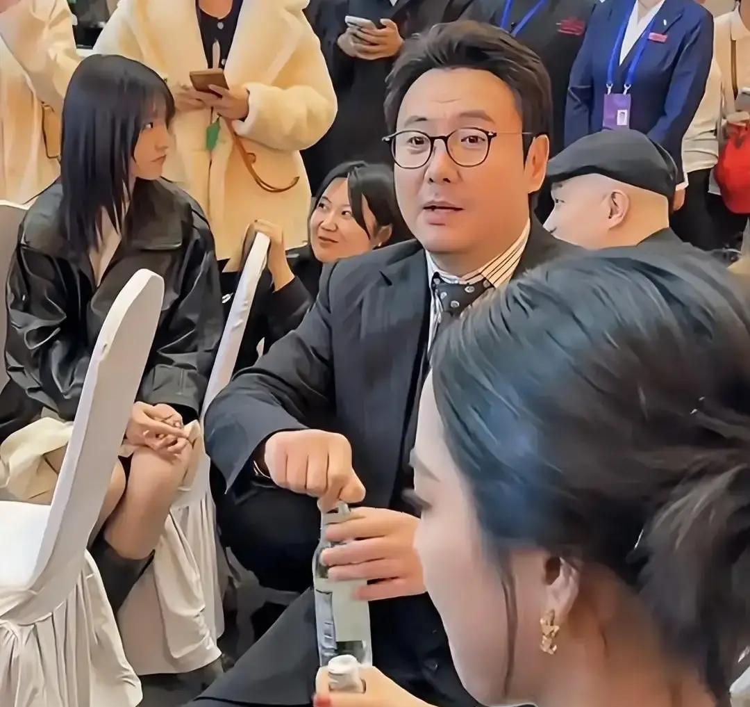 沈腾在金鸡奖后台“偷”走了刘德华的门牌。你以为这只是个玩笑？你仔细看