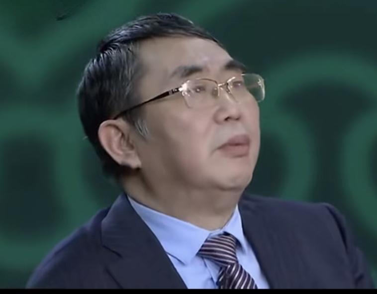 盘棋的！他竟然一连赢了我6盘，所以我那时候一跟他下棋就心理上非常别扭。”老聂