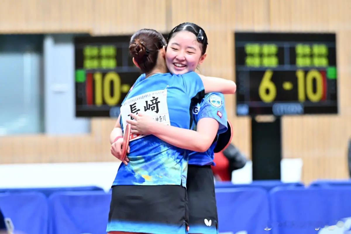 张本美和选手、长崎美柚选手的场上采访🎙️——恭喜你们获得冠军。长崎选手，虽然搭