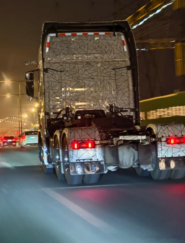 这个配色，这么大的伪装车嘛？