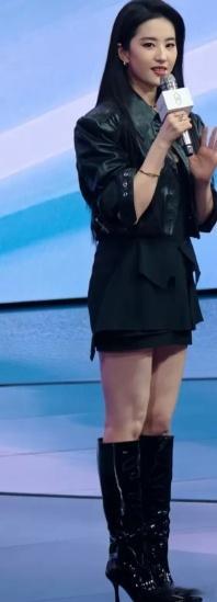 刘亦菲这细高跟踩得，奇怪的是不管什么样的衣服，裙子，裤子，鞋子穿在她身上，就是好