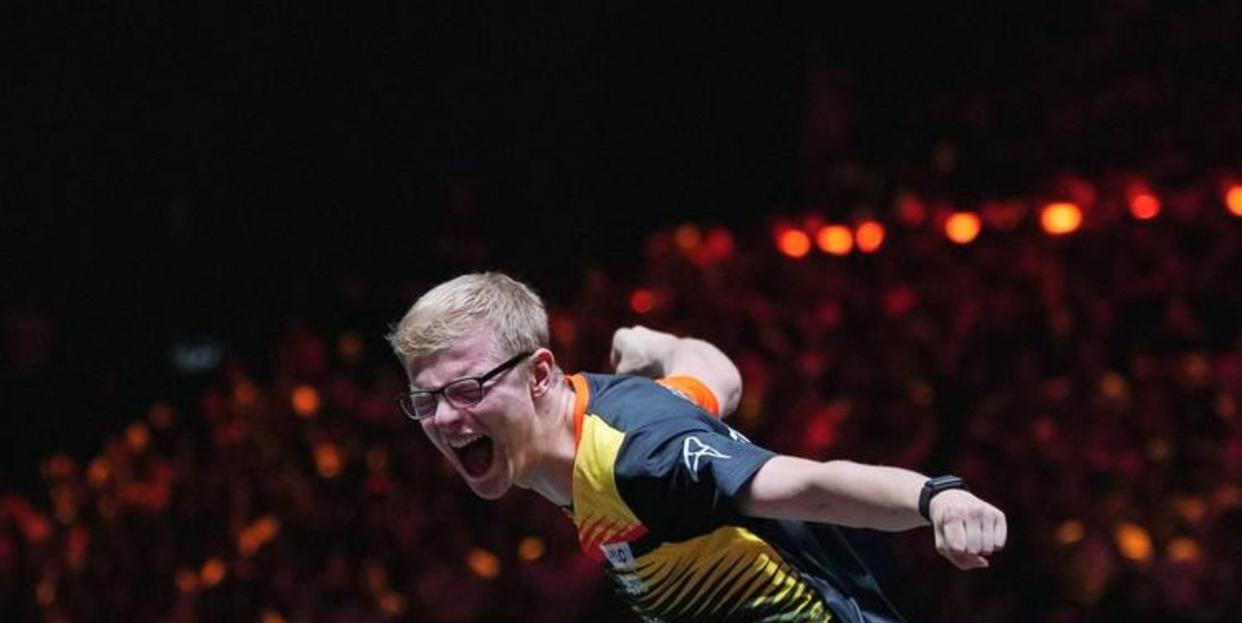 法国球员小勒布伦赢球后狂喜，是不是有点过分了，有不尊重对手的嫌疑。