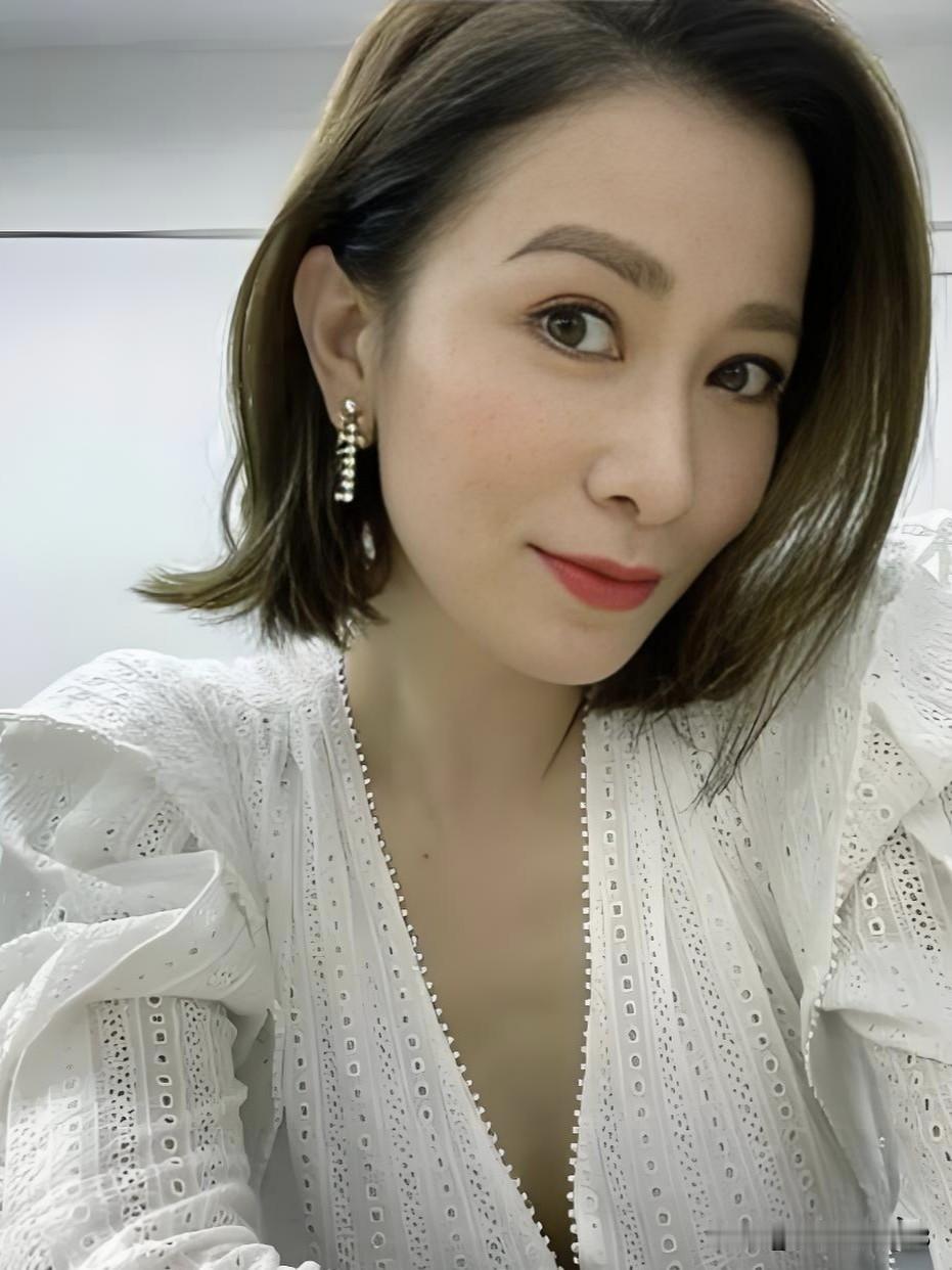 岁月不败佘诗曼，五十芳华更迷人。戏里是气场全开的“女王”，戏外是温柔重情的“大姐