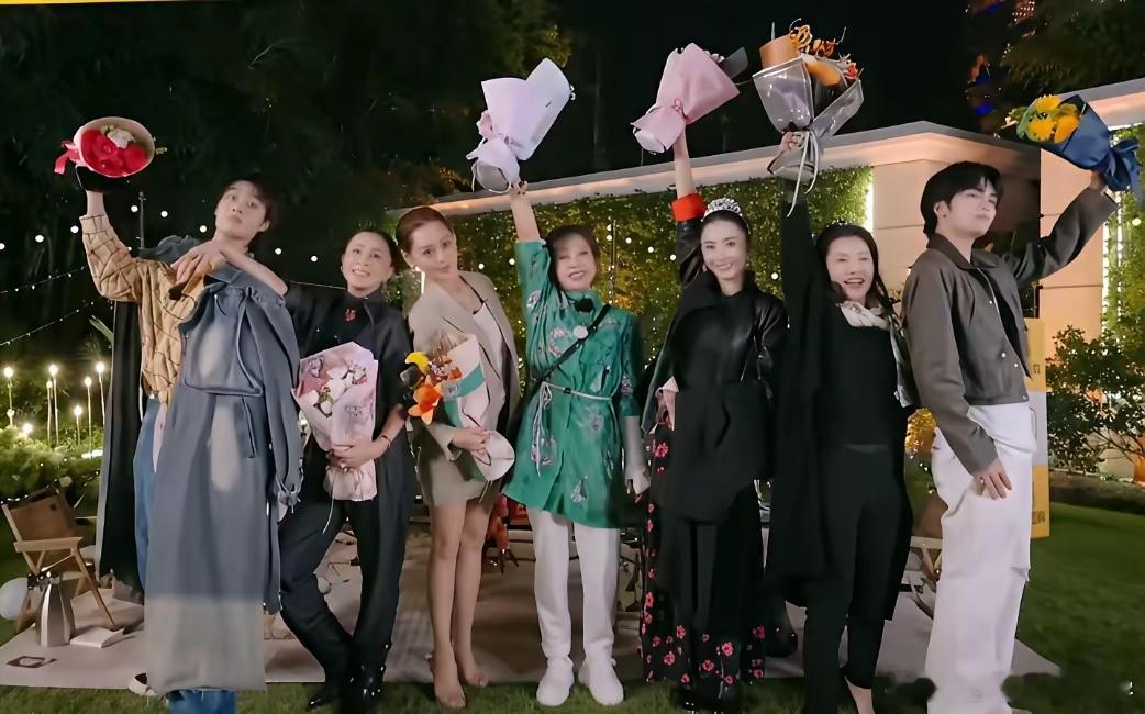 在《一路繁花2》的收官之夜上，张柏芝拉着何赛飞的手说：“飞飞姐，我好喜欢你哦”；