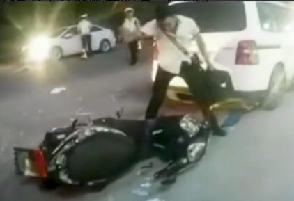 “别想拿去卖！”近日男子花三千元新买了辆燃油助力车，刚上路就被交警查扣。男子怒火
