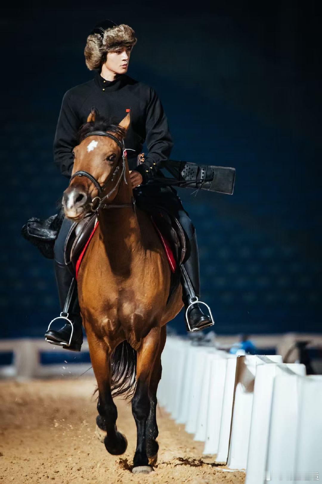 于适用小腿轻推马腹太苏了于适真的把“苏”刻进细节里！骑马时轻推马腹的动作温柔又