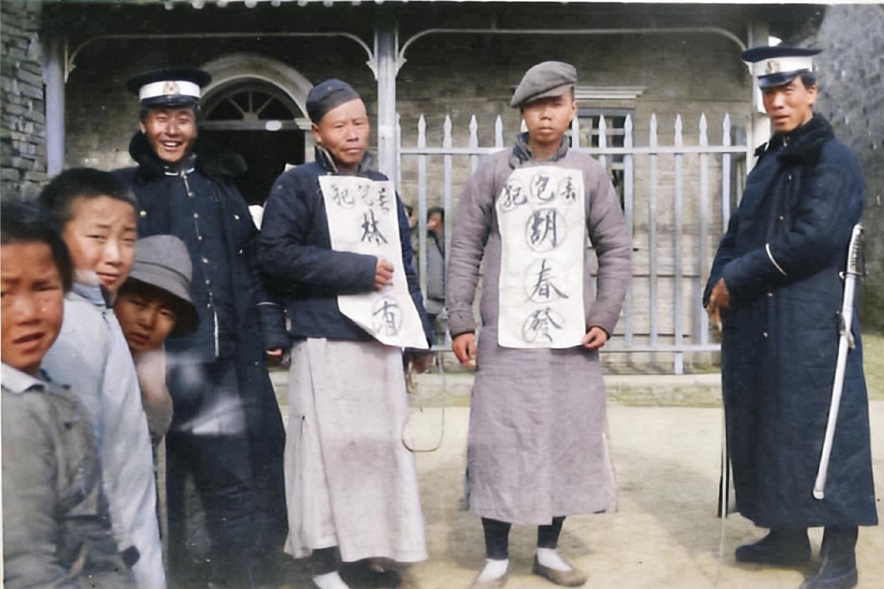 这不是剧照，而是民国初年，在南京街头巡捕逮捕的两名“丢包犯”，面对镜头巡警笑嘻嘻