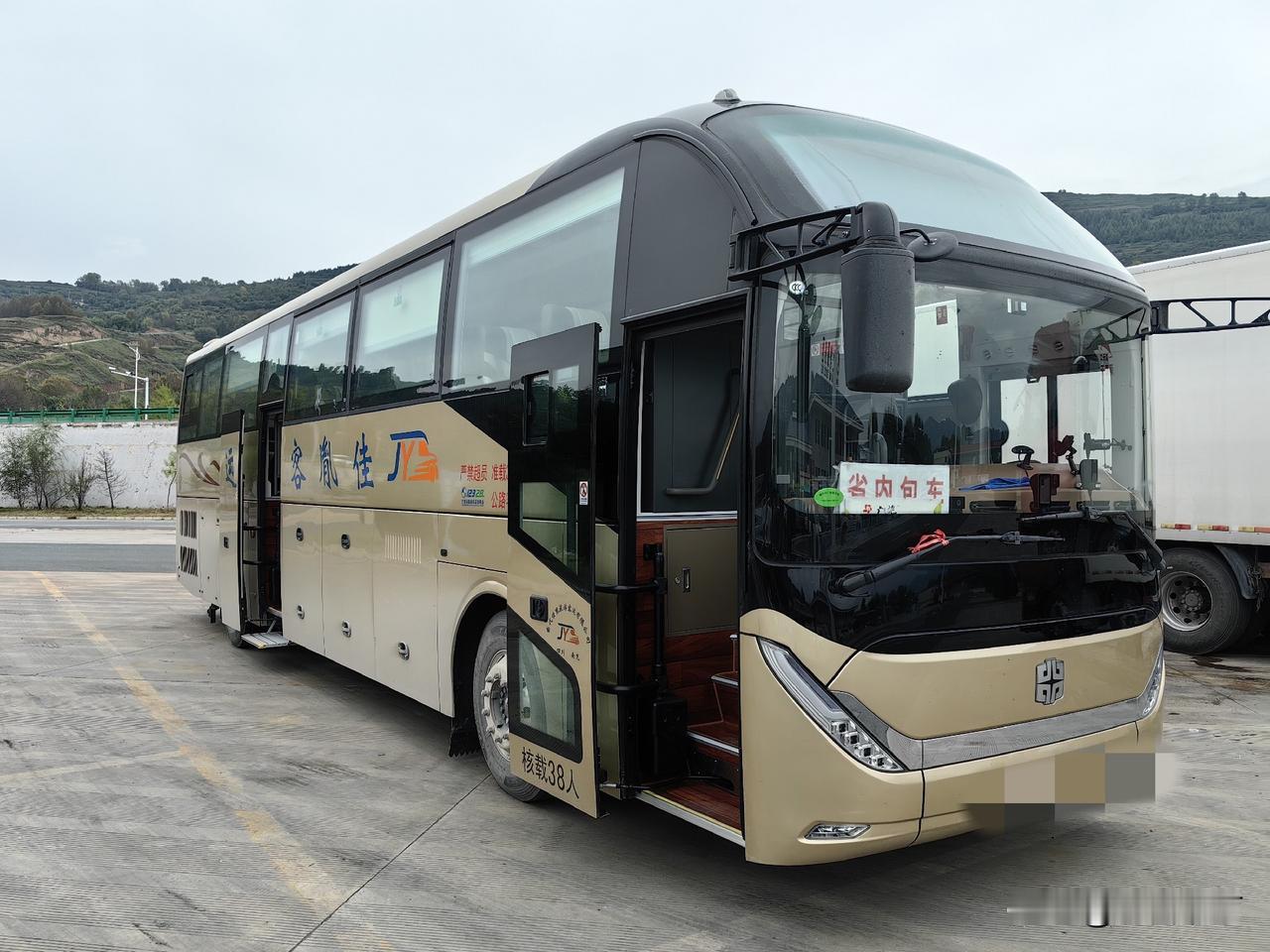 这位旅游大巴司机真神人呀！这次川甘大环线八天行程，两千五百公里的路，全靠刘师