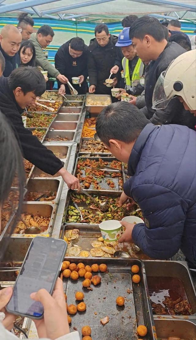 “你这样的人，这辈子别来我这里吃饭!”2025年，安徽合肥一快餐摊老板对着顾客撂