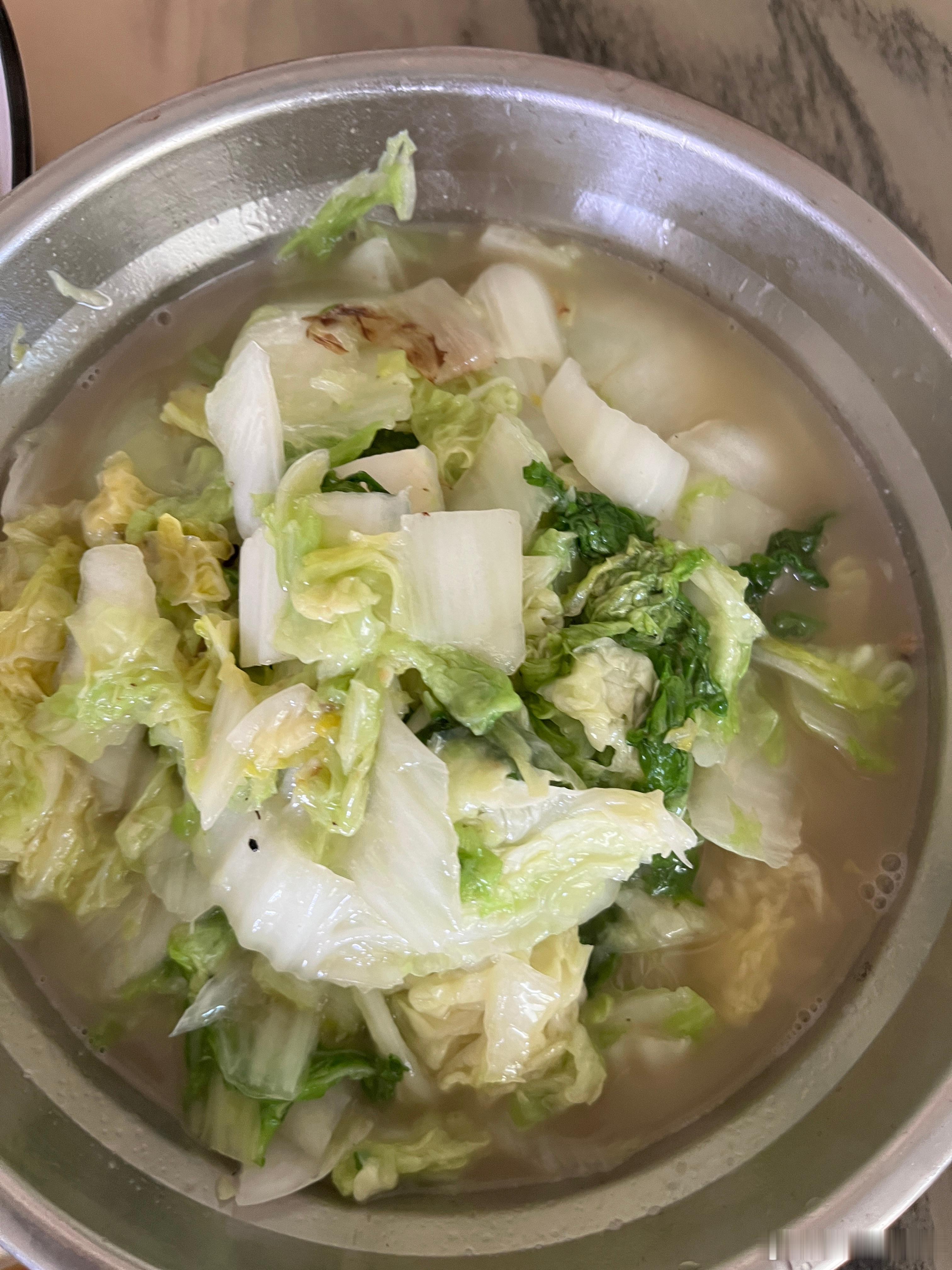 吃饭了，公公做的饭。这个腊肠是大姑姐做的，酒味太浓了。