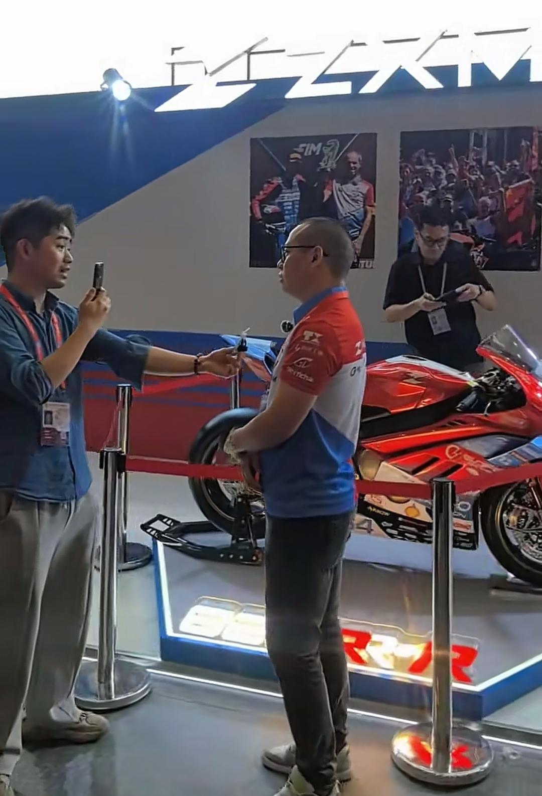 今年广交会上最受关注的参展商就是张雪机车，原本张雪机车是没有资格参加广交会的，因