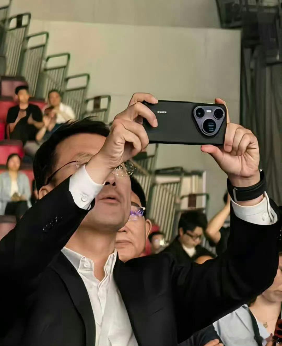 在智能手机上最容易量产的双长焦就是直接堆两颗物理长焦，如果想用两颗镜头共用一颗C