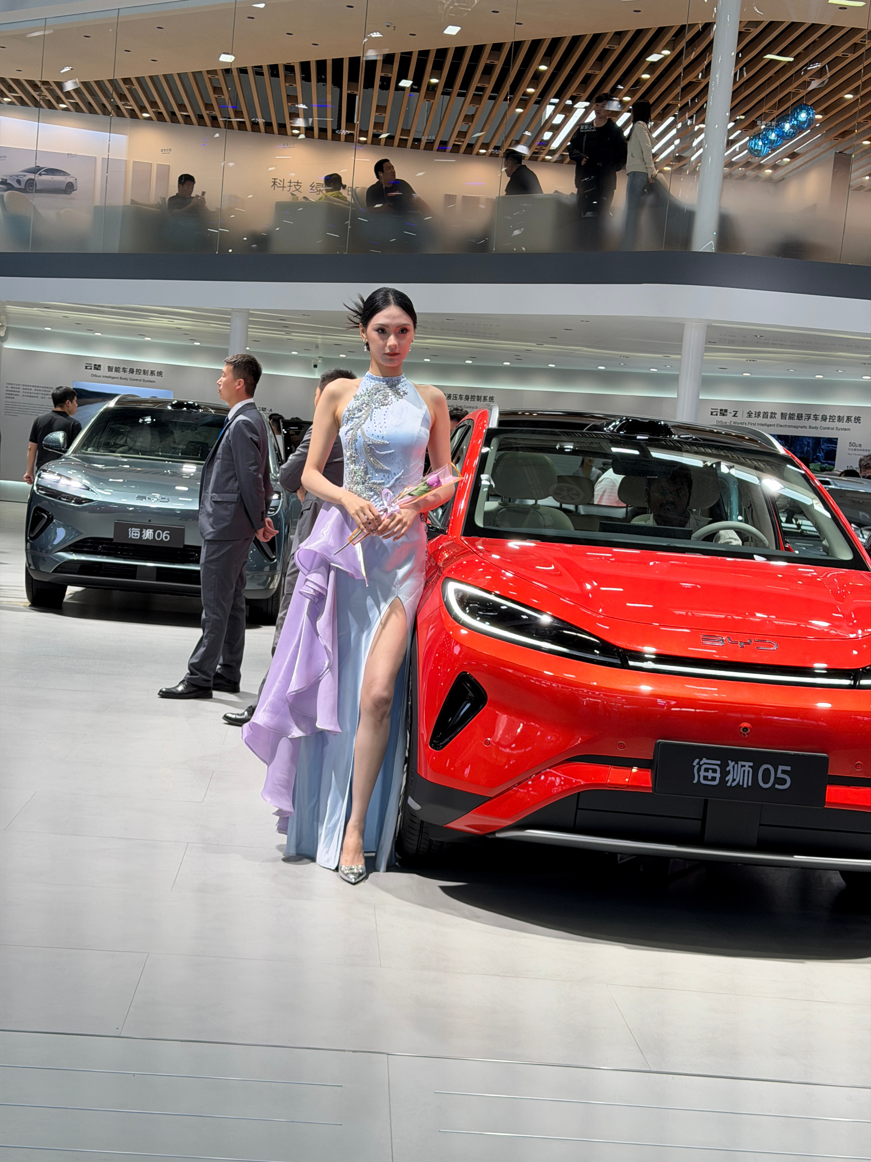 车展上的小姐姐
