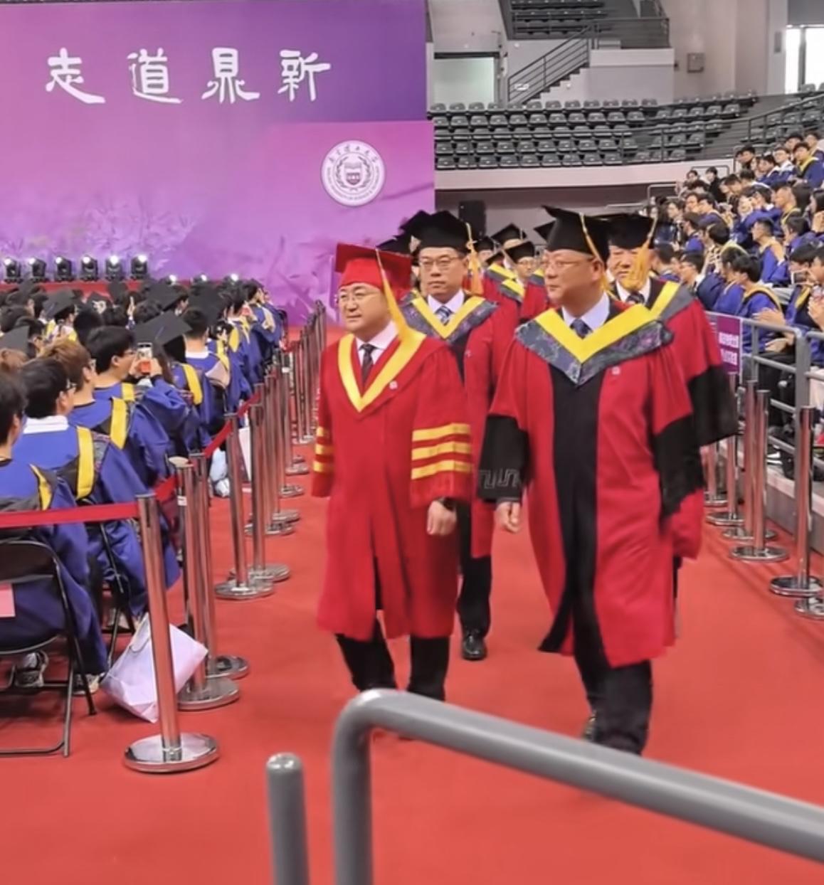 马上又要到大学毕业季，不出意外各高校老师又要穿上各色的学士袍子，这种起源于西方教