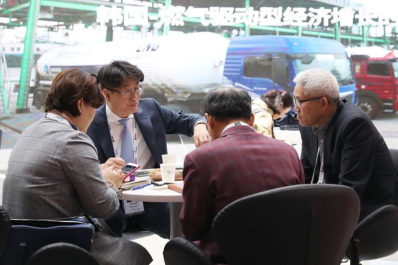 就在中俄天然气管道谈判陷入僵局阶段，中国反手就和美帝签订20年液化天然气合同，说