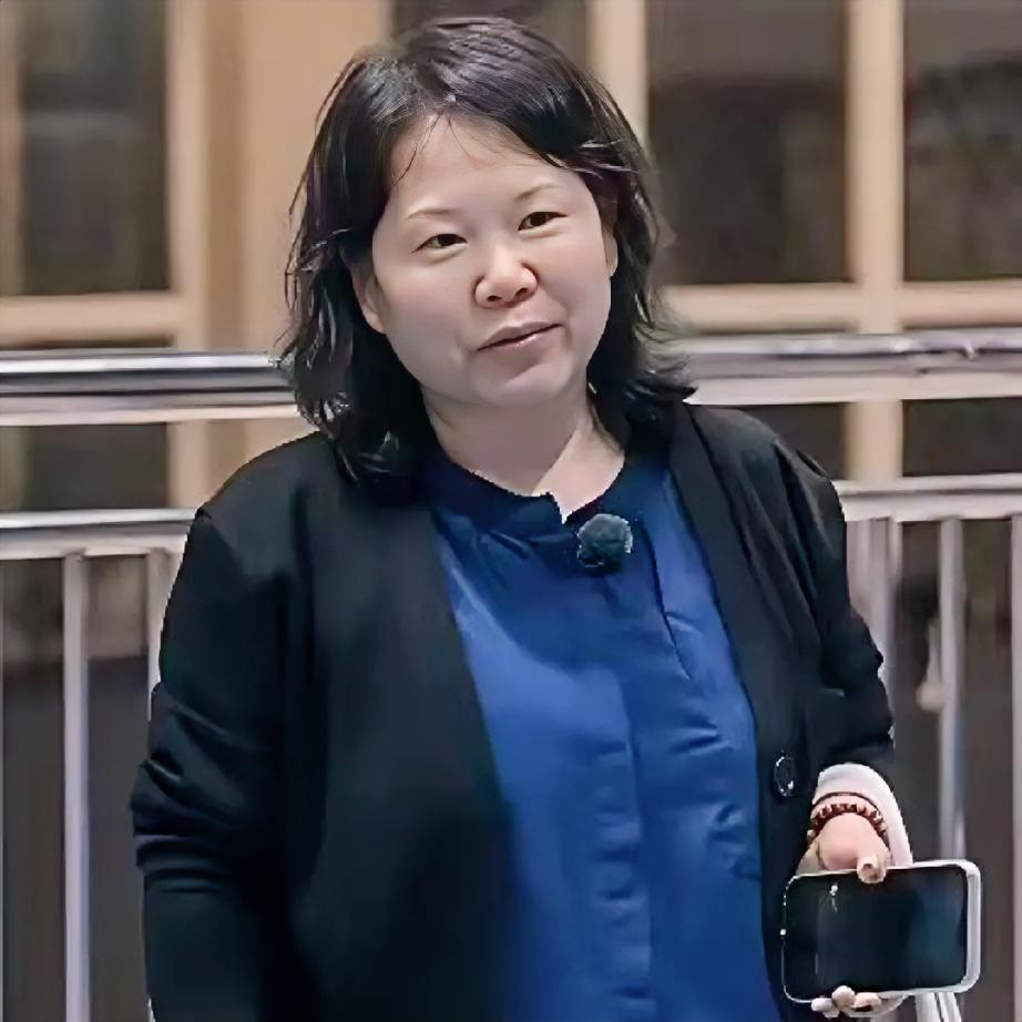 我有预感，张家齐的妈妈肖英杰，很大可能没有属于自己的社交生活，原因很简单，她