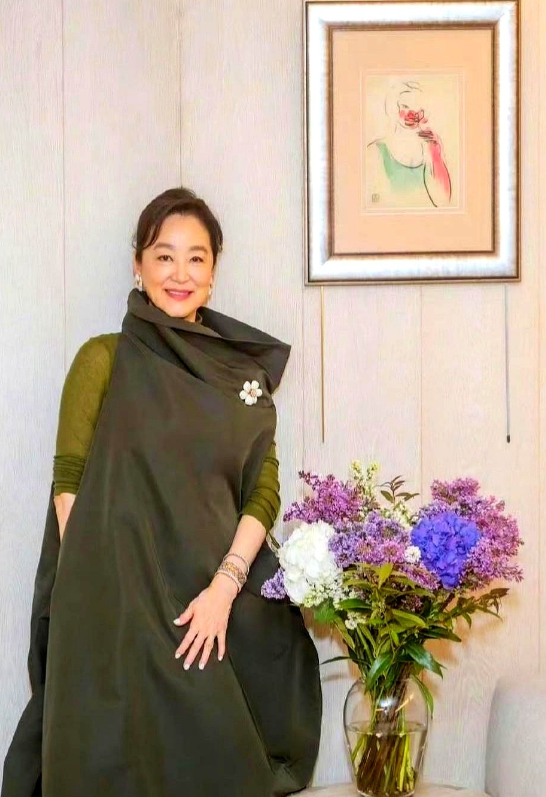 71岁林青霞一年砸百万做脸，我们学不起。她把热玛吉当面膜用，一次三万，眼睛都