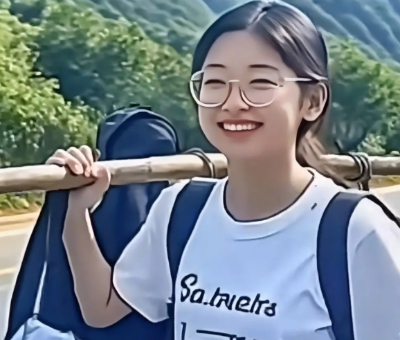 扁担女孩发声了，她说：各位叔叔阿姨爷爷奶奶，谢谢你们关心我了，我会坚持我的初心