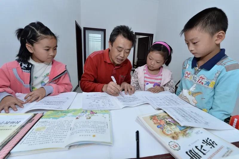 农村教师好消息来了！网上看到许多农村教师不愿进城的帖子，原因出奇的一致：1、