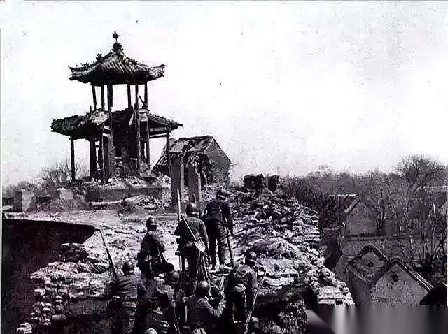 1938年，滕县城破了。一个日军士兵一脚踹开街边烧得半塌的木门，浓烟混着血腥味