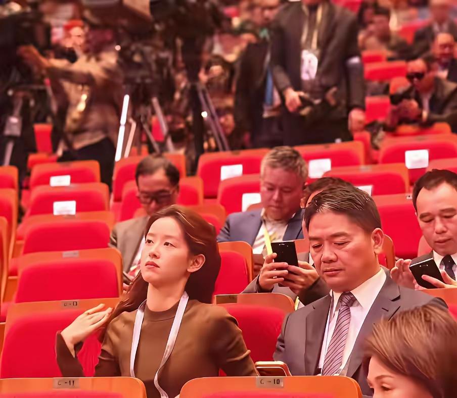 以前那满眼都是“东哥好厉害”的崇拜感，现在是一点影子都找不到了！两个人参加活动最