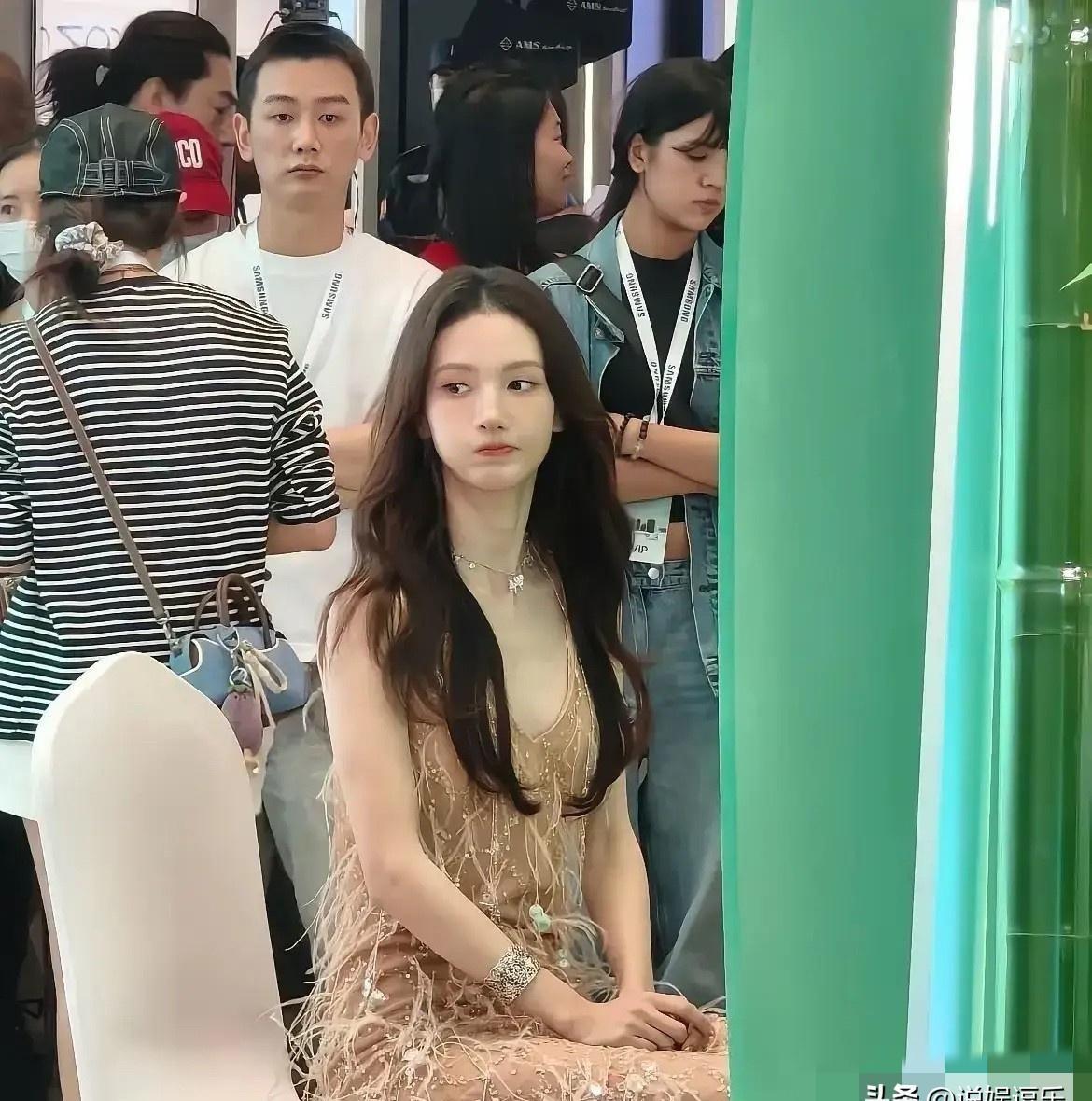 她瘦到肋骨根根分明，却说自己食量比男人还大。你信吗？我亲眼见过她吃饭，一盒沙