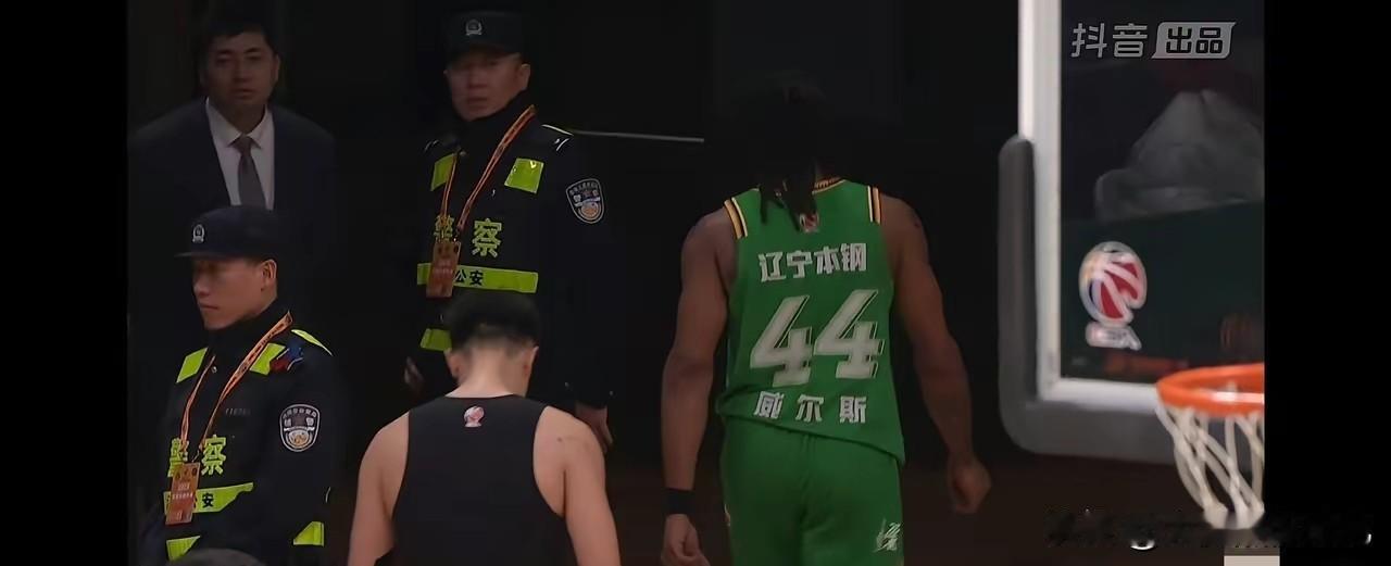 输球后，赵继伟直接离场惹争议！昨晚辽宁主场对阵山东，最终不敌山东吞下三连败，比