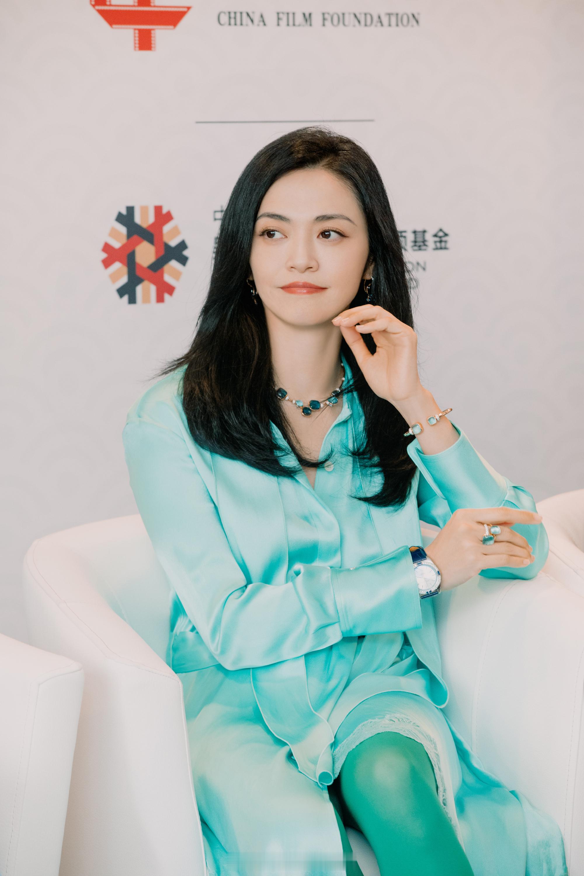 姚晨绿色穿搭摩登优雅复古浪漫