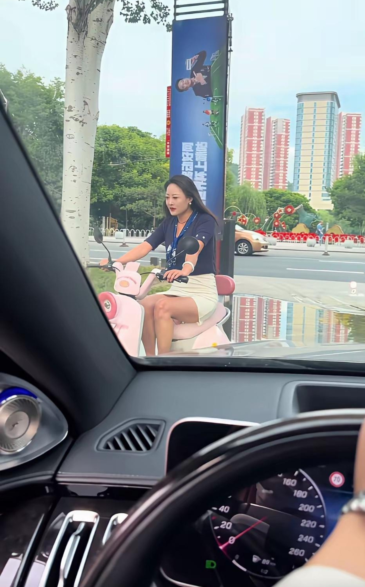 大家觉得她是前台，销售还是秘书呢？