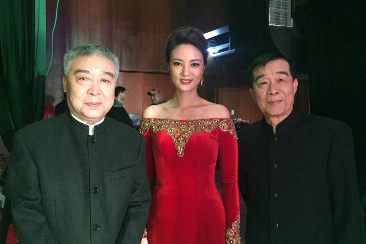 师胜杰、石富宽晚年，一张罕见的合影，拍摄于一场文艺晚会后台。刘芳菲作为本场活动主