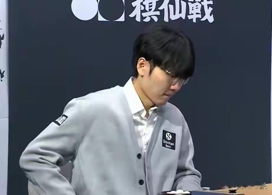 0:2完败！12月25日，首届世界围棋棋仙战32强赛次日上午，交战激烈。在两盘韩