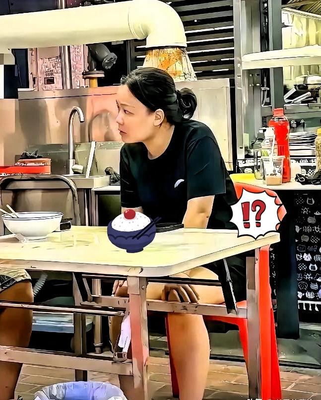 被亲妈拉黑后，一碗盖码饭救了他长沙街头一个20岁少年，走投无路时找亲妈借2