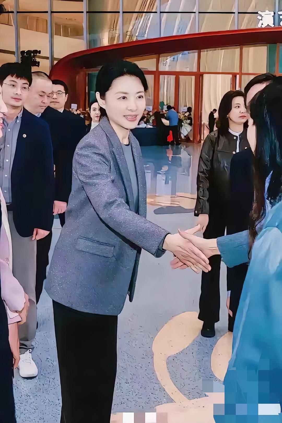 曾经的央视一姐，如今更是大人物，已经60岁了，这素颜真是美爆了，太漂亮了。