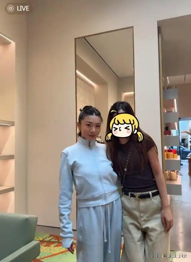 程晓玥美国逛街被偶遇，个子不高肤色还黑，真人看着很普通。9月28日，有网友分享出