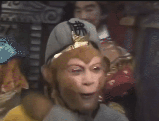 我问我朋友，为什么大家都只认六小龄童演的孙悟空呢？他说，你看景区所有合影“骗