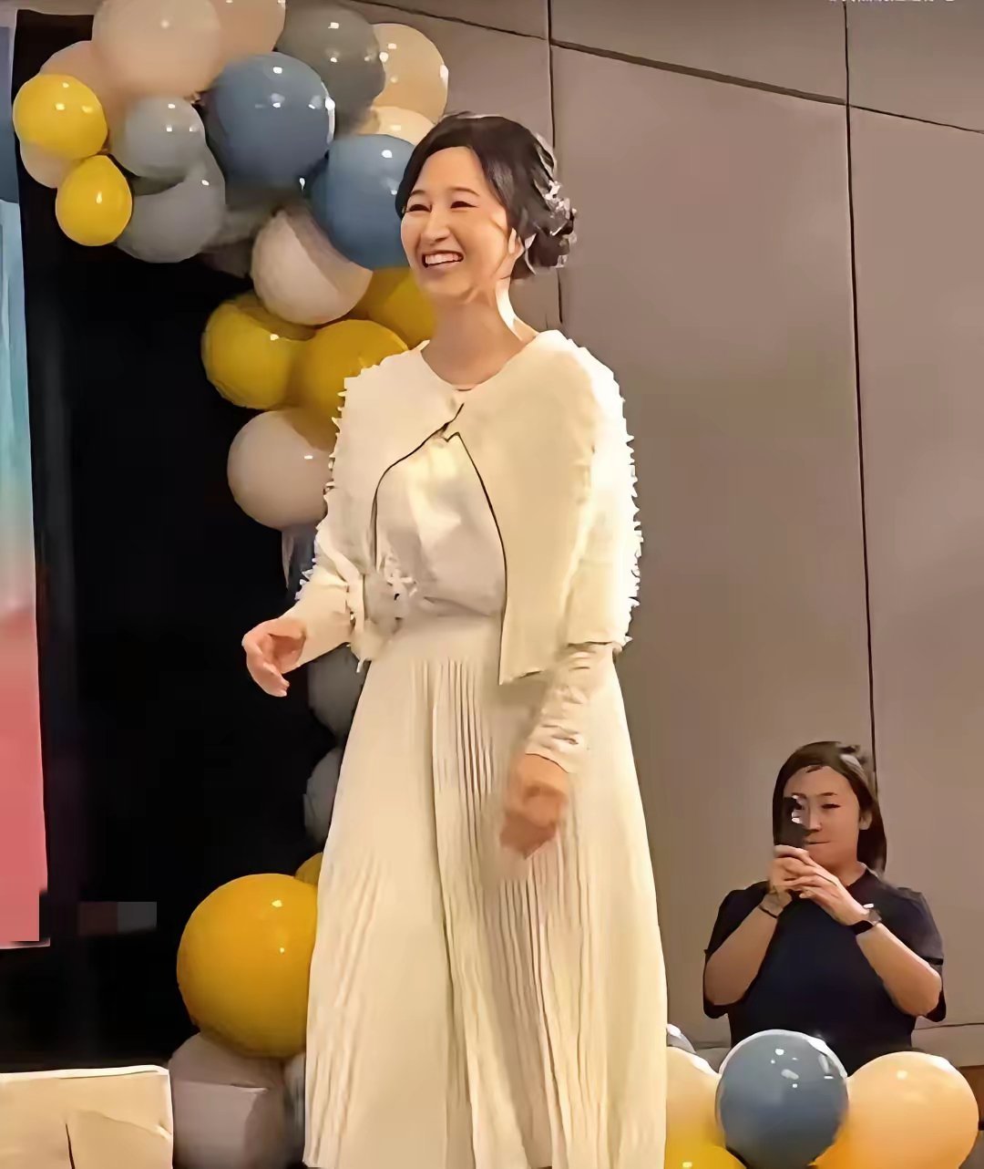 就没人发现关咏荷不对劲儿吗？她都已经61岁了，松垮的皮肤、发量稀疏、身材走形，这