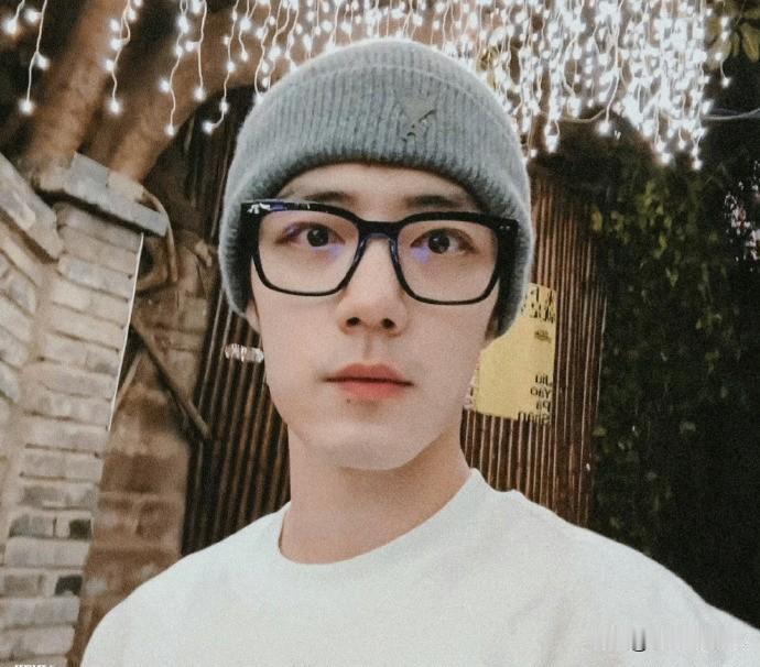 3月17日，娱记分享肖战感情状况，为验证肖战会不会谈恋爱，曾跟拍了很长一段时间