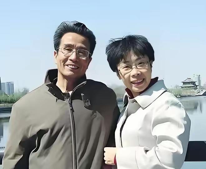 51岁北大才女蒙曼，终究没逃过老父亲临终的含泪催婚！老人拼尽最后力气哀求：干得再