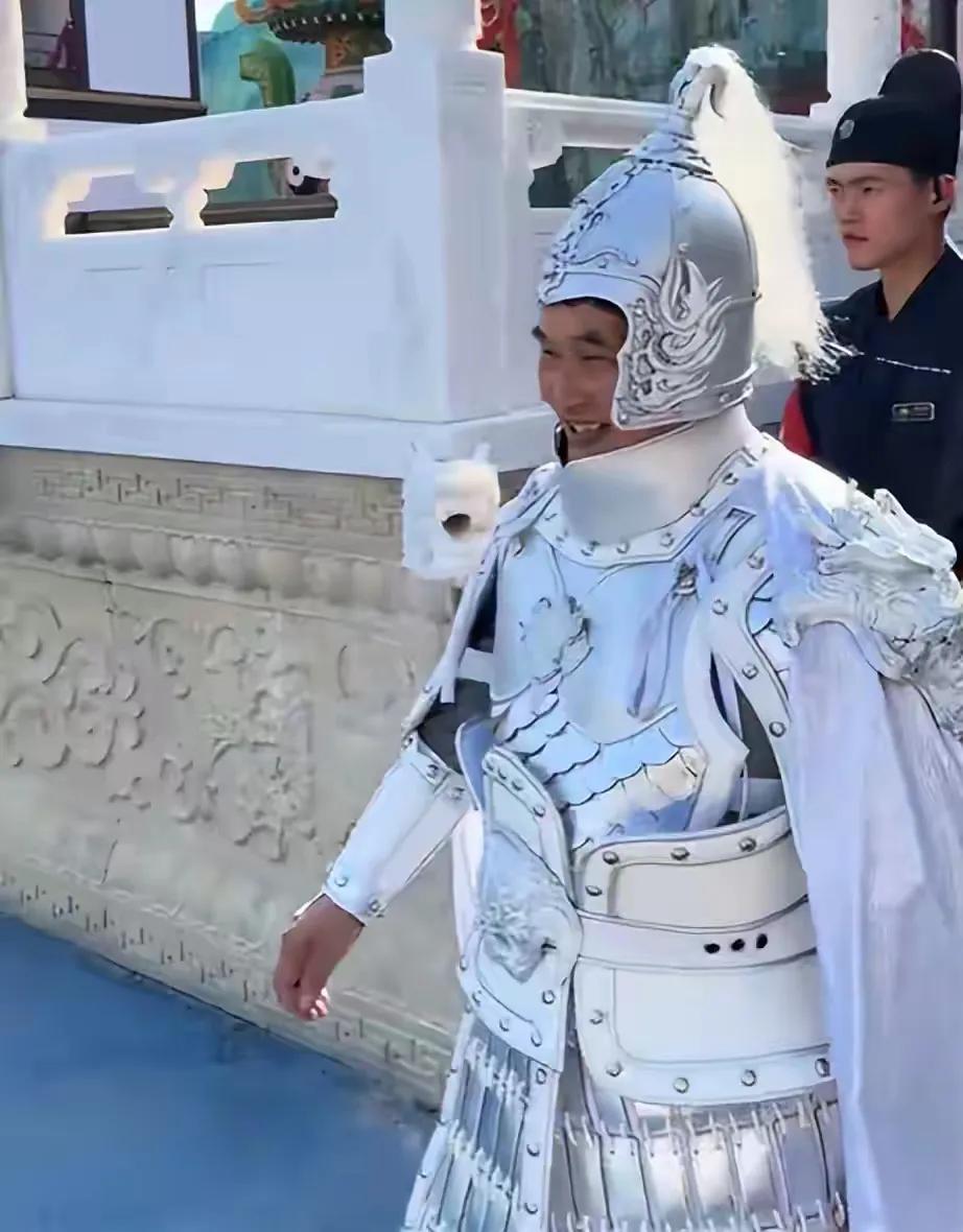 十万块钱出场费，57岁大衣哥不按常理出牌，穿着重重的铠甲登台十万块出场费，放在
