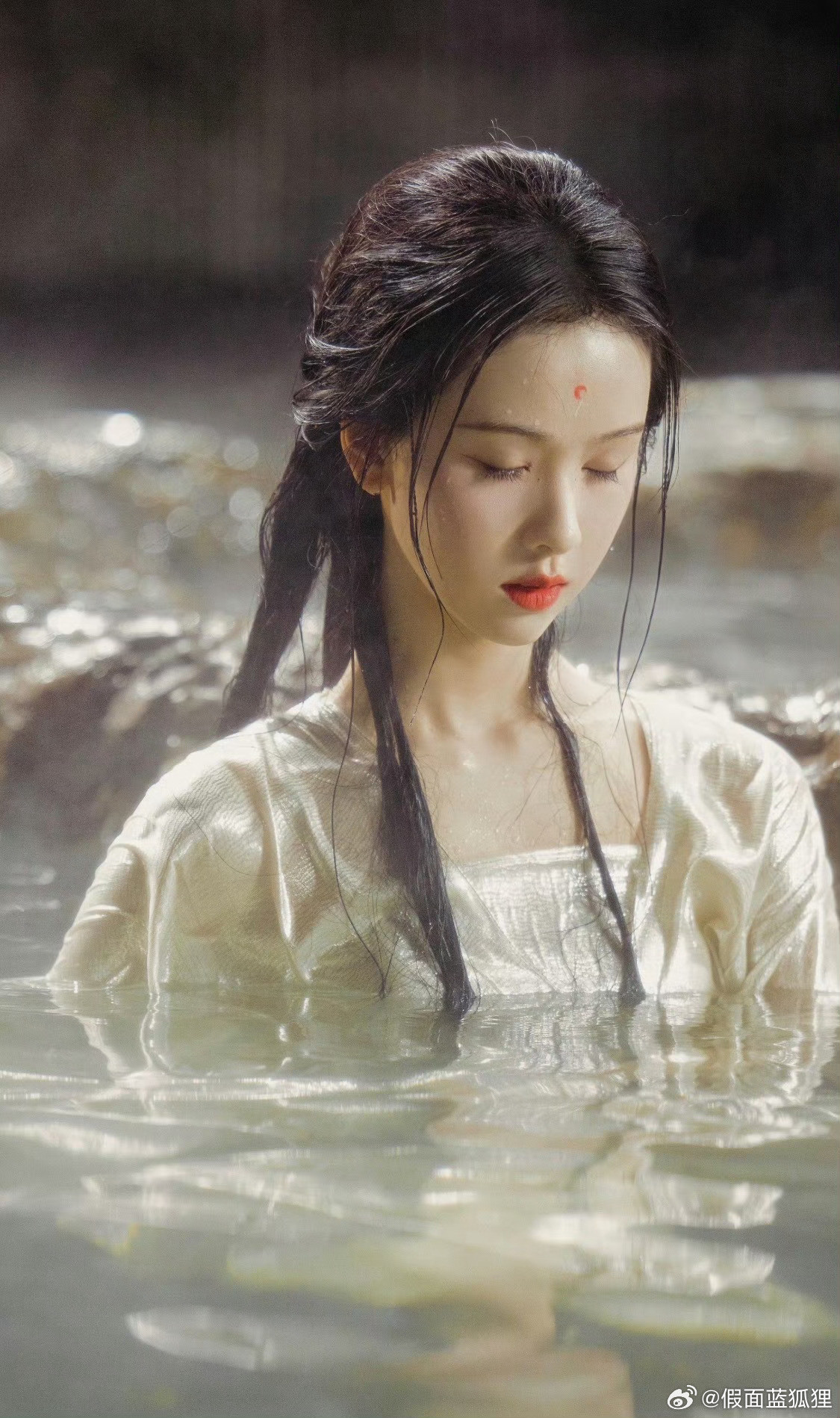 陈都灵美商陈都灵美商太绝啦！和妆发老师积极沟通，从点痣到造型细节都超有想法，