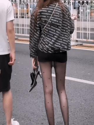 这是啥操作呀？是丝袜买小了呢，还是一种新的穿搭方式啊！大街上看到的一幕，头一回