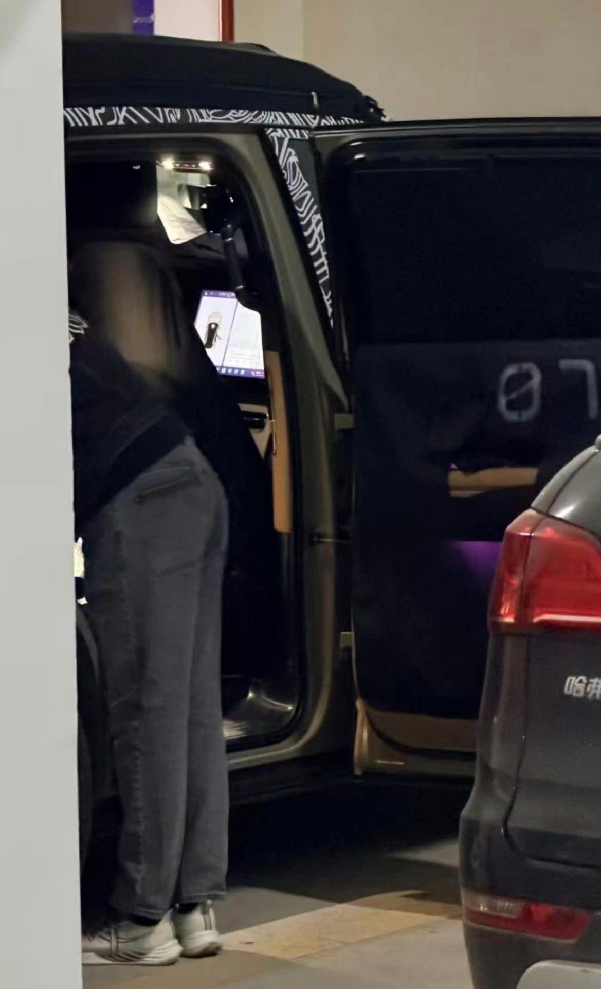 卧槽？小米增程SUV这个二排开门角度太逆天了吧？B柱上还有扶手，