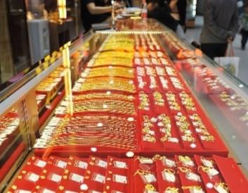 海南封关后，一帮中产们涌入海南疯抢黄金，为啥？只因比内地便宜‌！‌海南封关黄金免