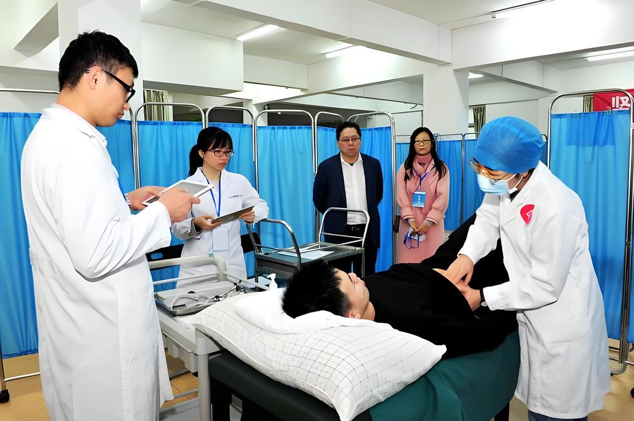 临床医学还会是热门专业吗？不吹不黑真实现状✅最近很多人发现，临床医学录取分数有