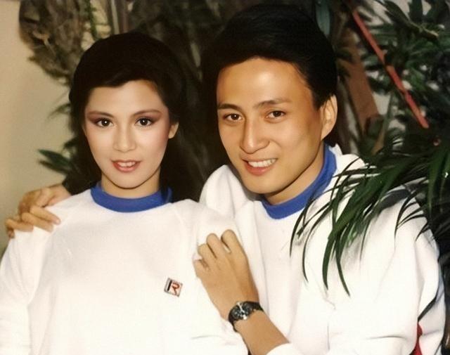 2015年，翁美玲15岁时交的第一任男友罗伯接受采访时说：“她自杀，我一点也不意