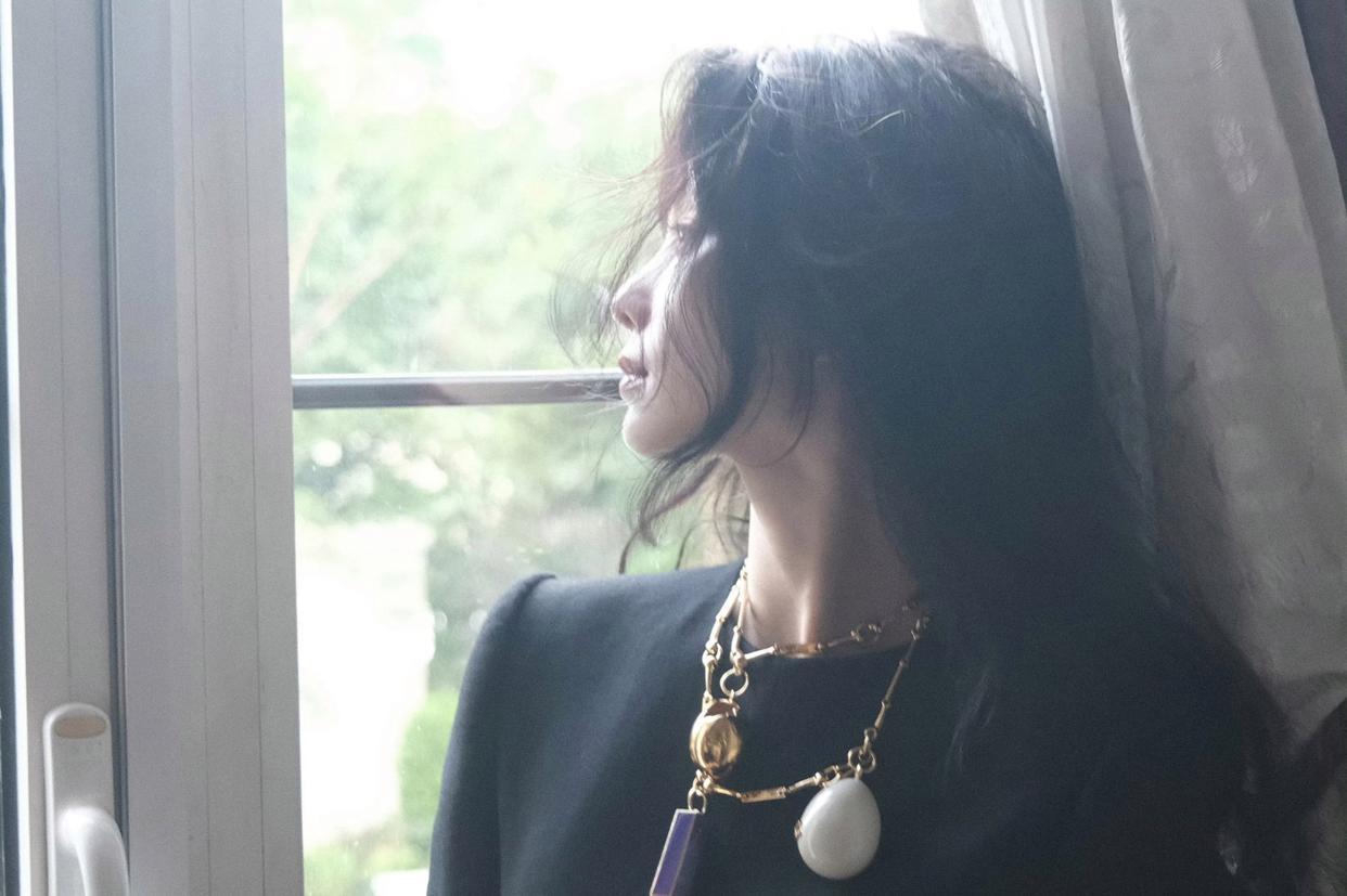 刘诗诗蜷在雕花椅背的瞬间，像从老派欧洲庄园走出来的贵族小姐——黑裙的金扣是暗夜