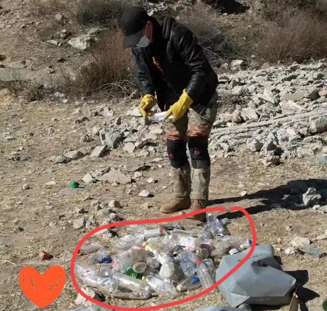 破防了！内蒙古一位银行职员十年间捡了十万个饮料瓶，真实身份曝光后惊呆全网。饮