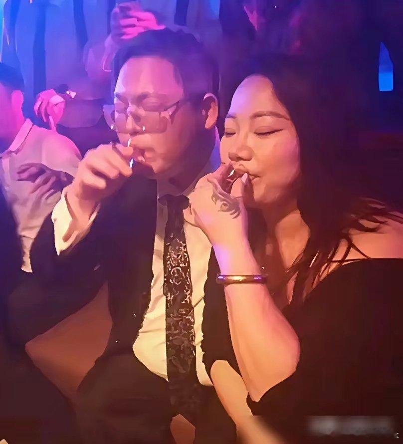 向佑是个妥妥的恋爱脑，女朋友比他大十岁，快50了，为了这个女人不惜和向太反目。向