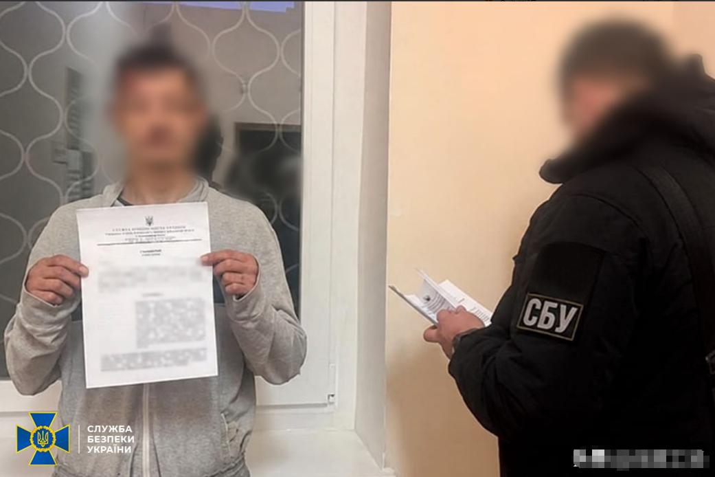 这件事情太离奇了，一名走散的俄军士兵，闯入房间扫射杀死5名正在睡觉乌军。最后，这