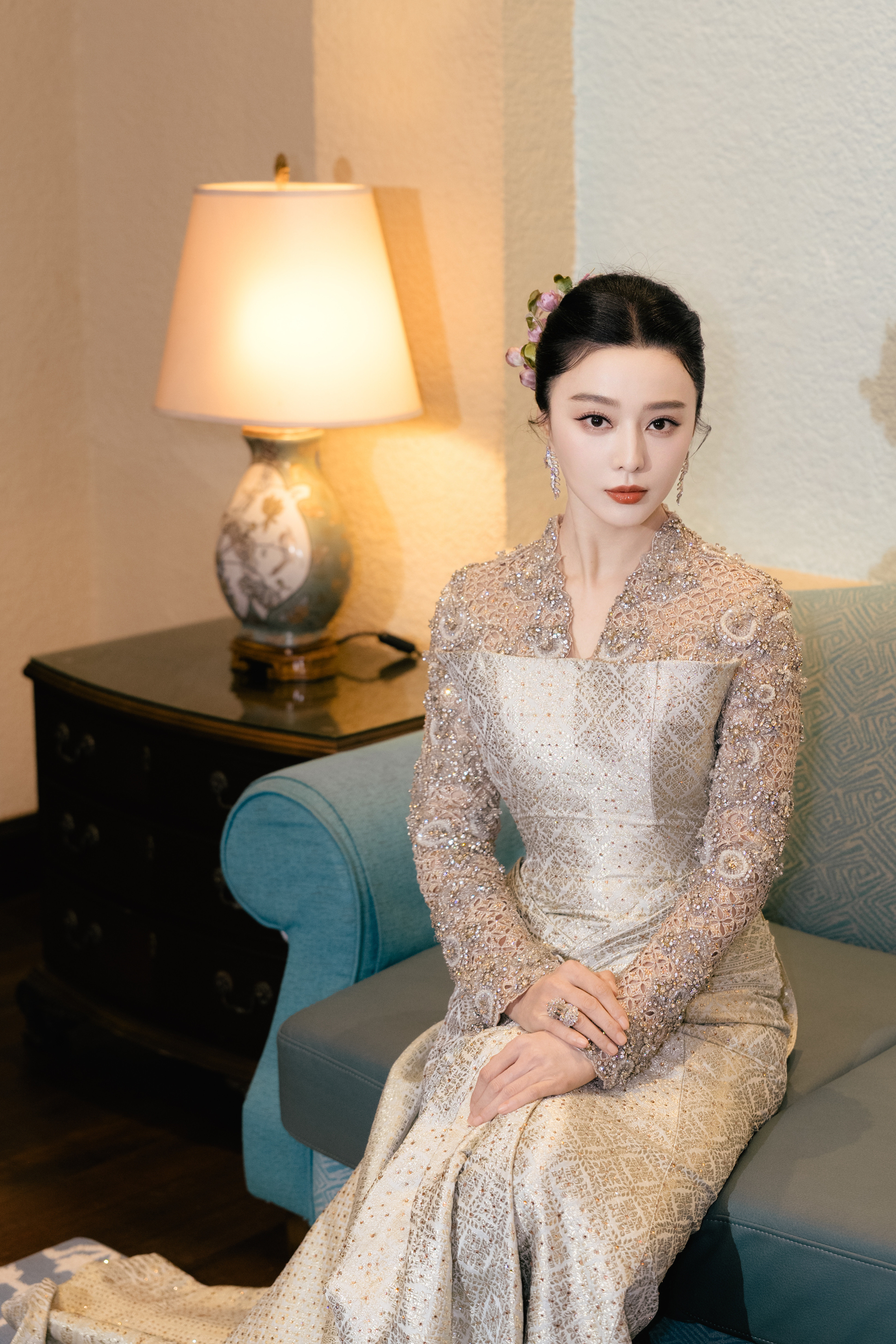 纸醉金迷之间，她将东方的雅韵轻轻融入南洋风情，描绘出一幅独属于自己的优雅画卷。